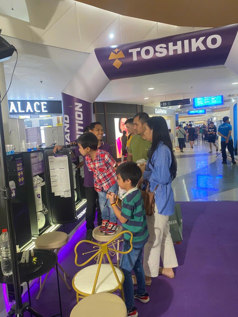 Family visiting the Toshiko showroom arch and water purifier demo station