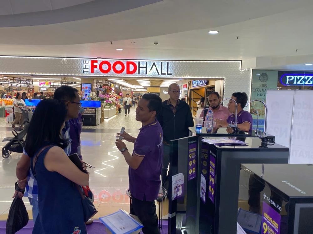 Water purifier demo counter staffed by Toshiko team inside a partner mall